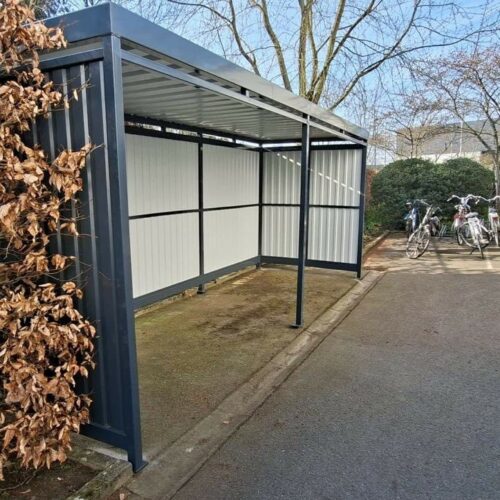Fietsoverkapping Manheim - Modern en Maatwerk 65 Fietsoverkapping lengte 6 meter bij bedrijf